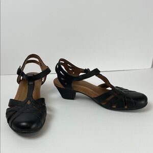 COBB HILL Aubrey T-strap Black Sandals Size 9 Comfort Travel Vacation Retro 70s